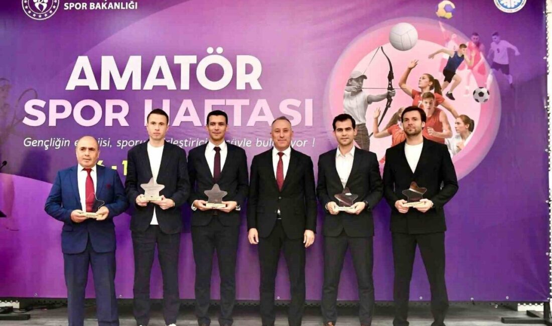 Balıkesir’de “Sporun En’leri Ödül Töreni” Gerçekleştirildi Balıkesir'de "Sporun En’leri Ödül Töreni" düzenlendi. Valilik, Gençlik ve Spor