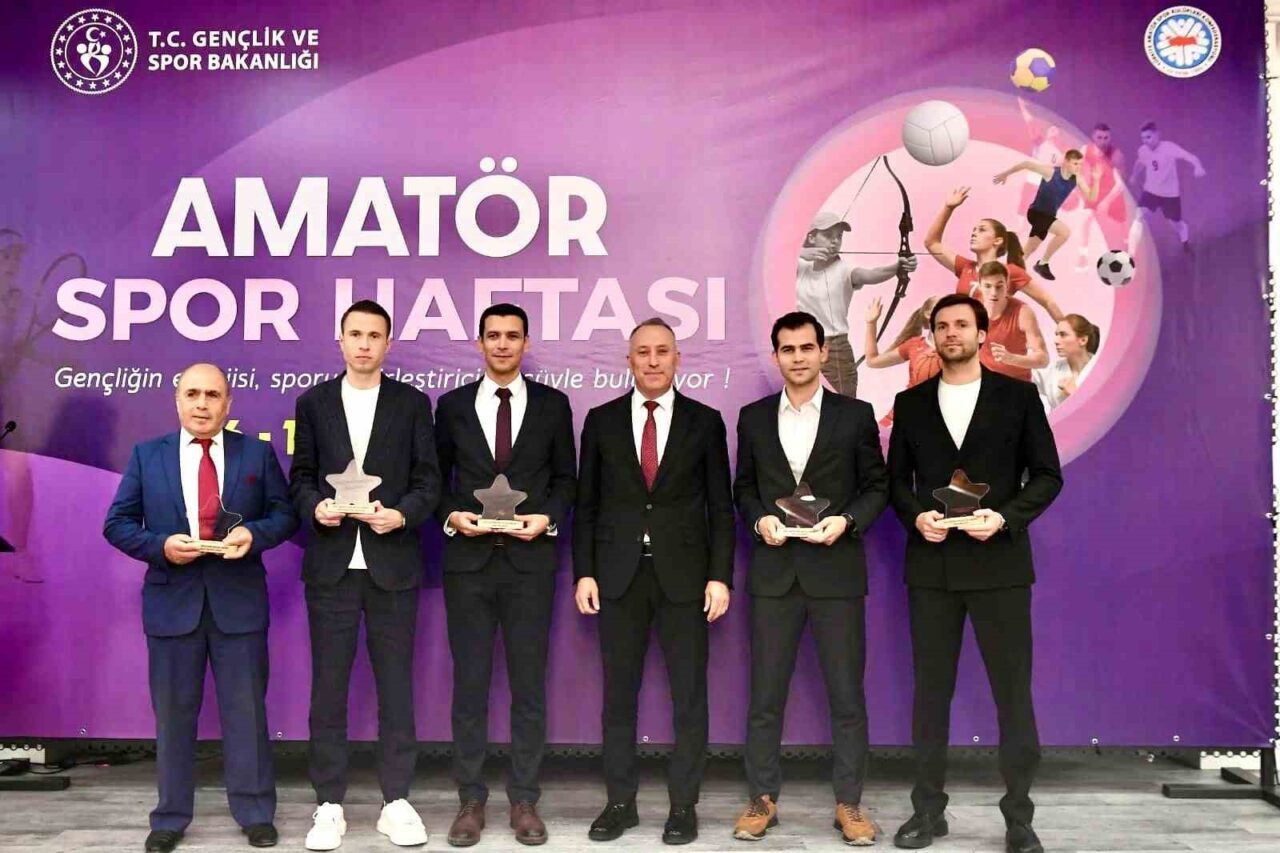 Balıkesir'de "Sporun En’leri Ödül Töreni" düzenlendi. Valilik, Gençlik ve Spor