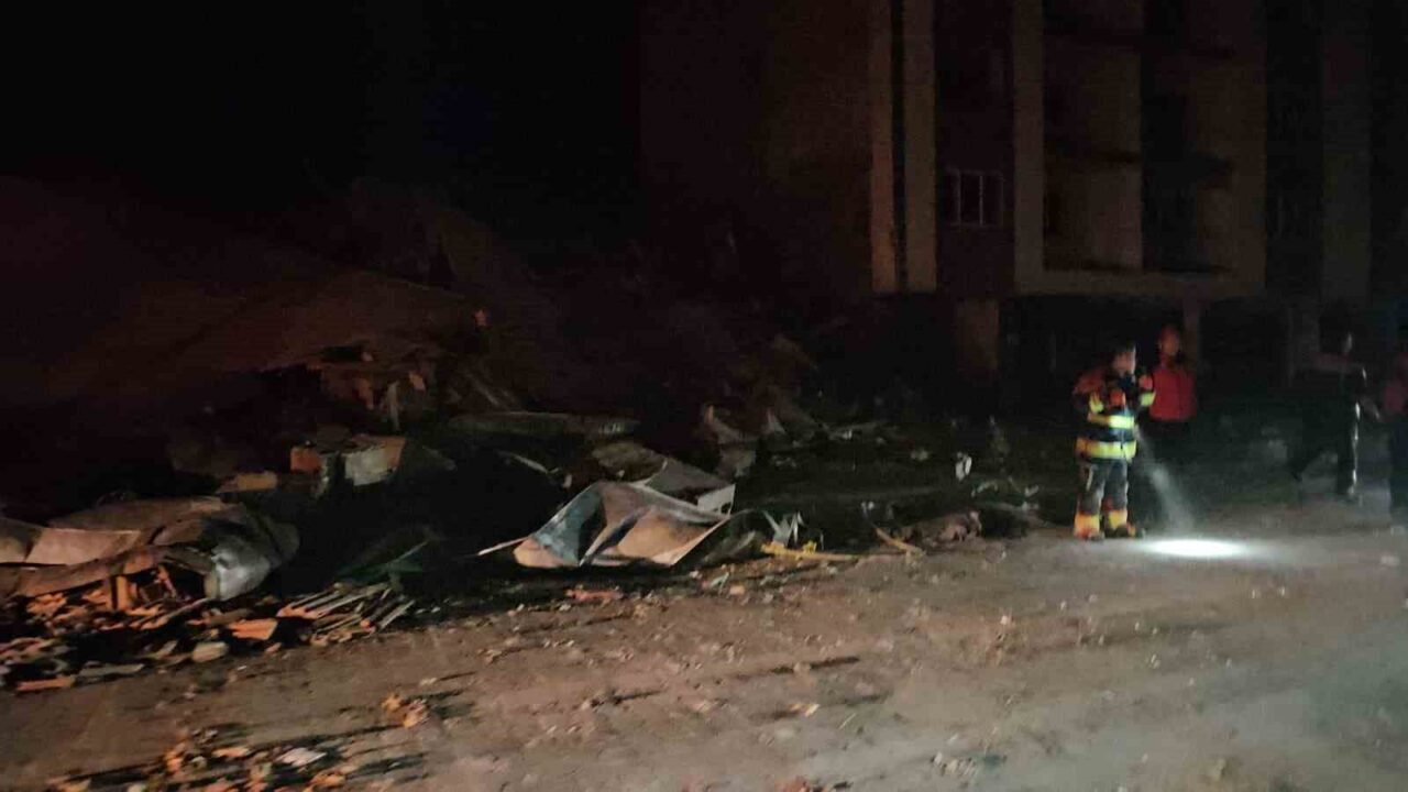 Balıkesir’in Sındırgı ilçesinde 6.1 büyüklüğündeki deprem sonucu daha önce hasar