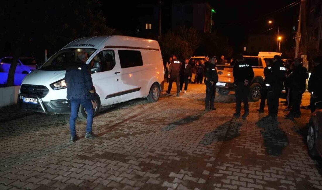 Balıkesir'in Edremit ilçesindeki İkizçay Mahallesi'nde bir evin kapısında kan lekeleri