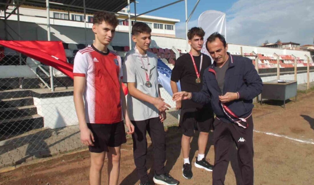 Burhaniye’de Düzenlenen Cumhuriyet Kupası Koşusunda Liseli Gençler Yarıştı Burhaniye'de düzenlenen Cumhuriyet Kupası 400 metre koşusunda liseli gençler yarıştı.