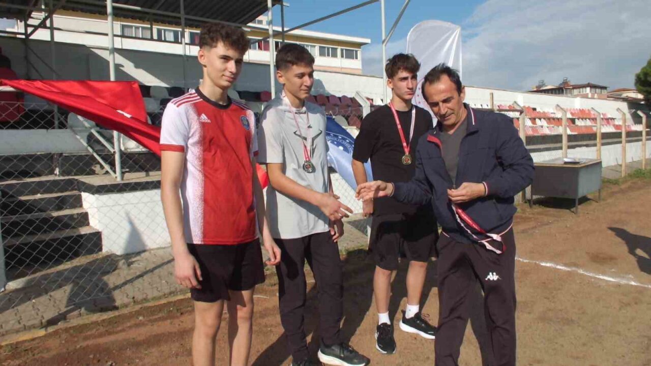 Burhaniye'de düzenlenen Cumhuriyet Kupası'nda 400 metre koşusuna liseli gençler katıldı.