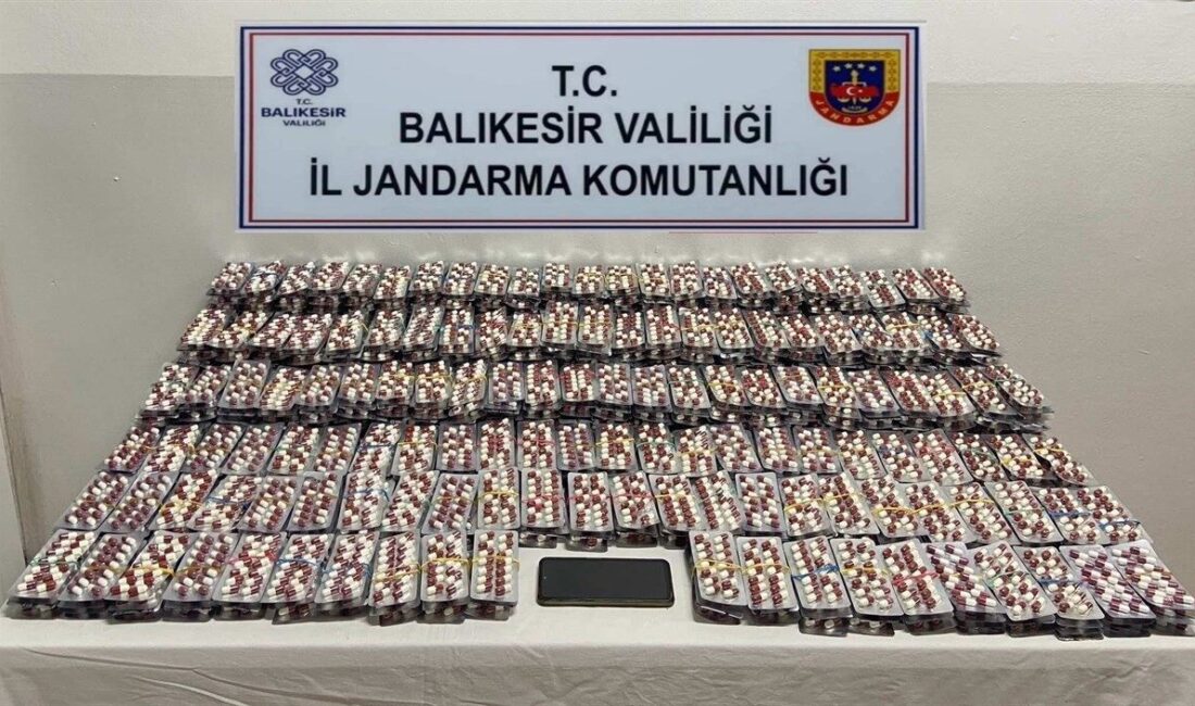 Balıkesir’de gerçekleştirilen operasyonlarda 22 kişi uyuşturucu bağlantısı nedeniyle gözaltına alınd. Balıkesir'de gerçekleştirilen uyuşturucu operasyonlarında 22 şüpheli gözaltına alındı. Jandarma, çeşitli
