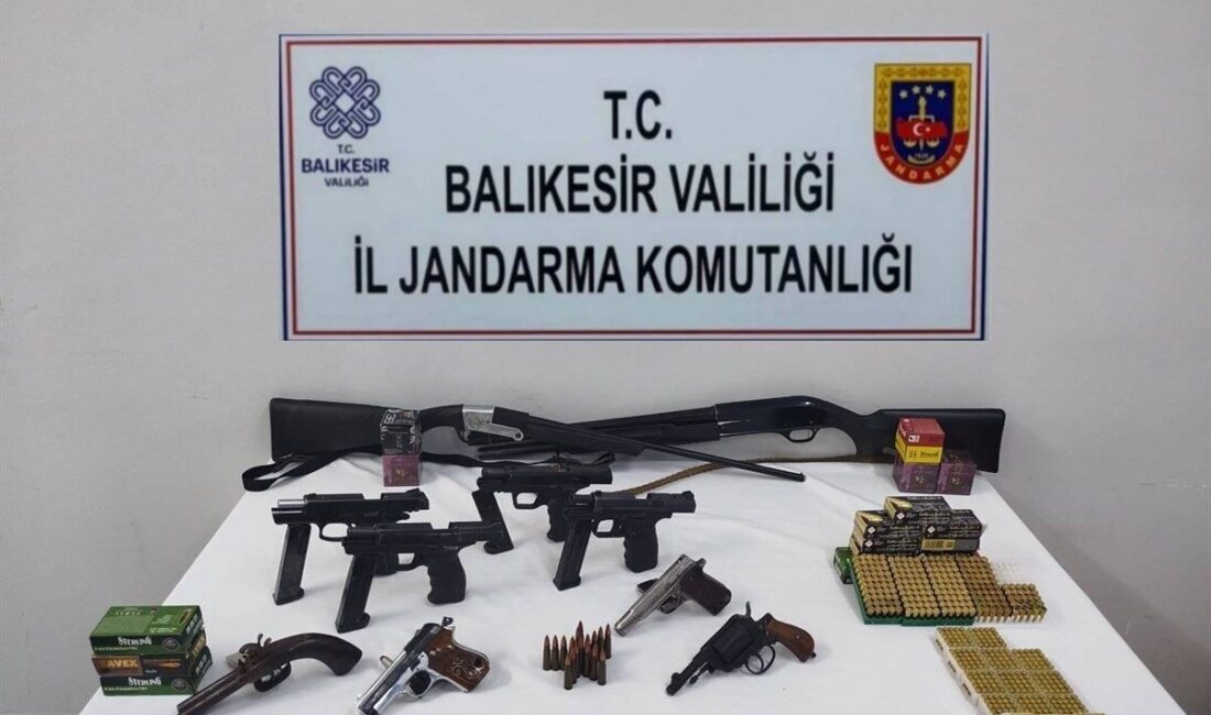 Balıkesir’de düzenlenen operasyonlarda 18 suçlu gözaltına alındı Balıkesir'de düzenlenen operasyonlarda, 18 şüpheli gözaltına alındı. Jandarma, 11 farklı