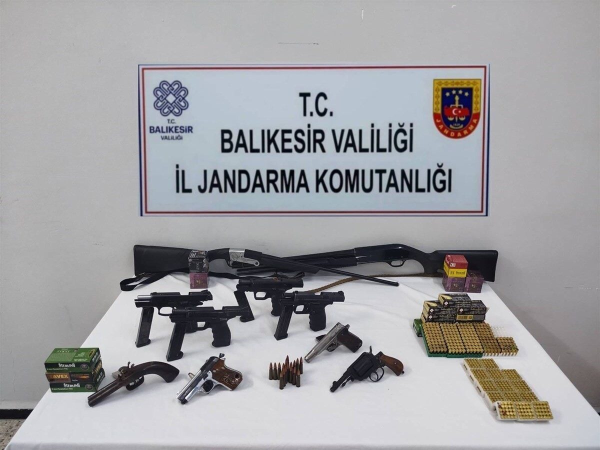 Balıkesir'de düzenlenen operasyonlarda, 18 şüpheli gözaltına alındı. Jandarma, 11 farklı