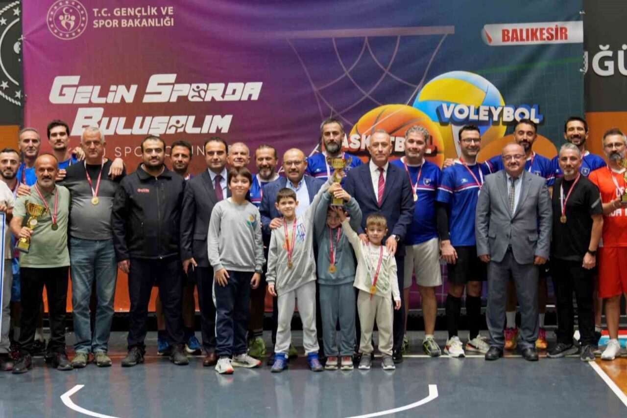 Balıkesir'de düzenlenen Kamu Spor Oyunları'nın il finalleri, Kurtdereli Spor Salonu'nda