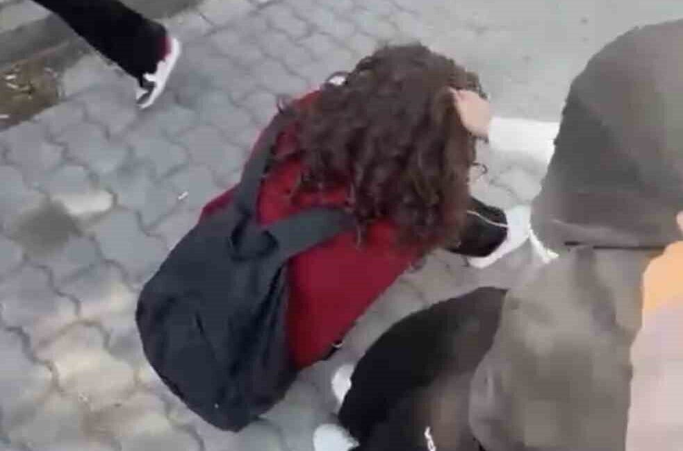 Balıkesir'de Yarış Ortaokulu çevresinde gerçekleşen kız öğrenciler arasındaki kavgada, bir