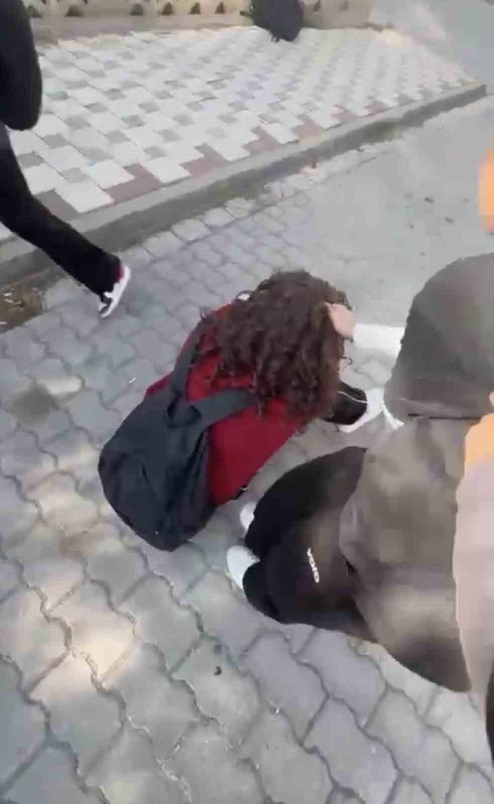 Balıkesir'de Yarış Ortaokulu çevresinde gerçekleşen kız öğrenciler arasındaki kavgada, bir