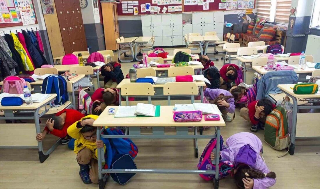 Balıkesir’de Okullarda Eş Zamanlı Deprem Tahliye Tatbikatı Gerçekleştirildi Balıkesir'de "Yeşil Vatan-Benim Okulum Geleceğe Çare" projesi kapsamında, 20 ilçedeki