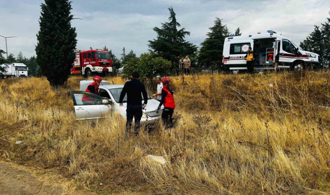 Balıkesir’in Altıeylül ilçesinde, K.D. yönetimindeki otomobil yağış nedeniyle kayarak şarampole