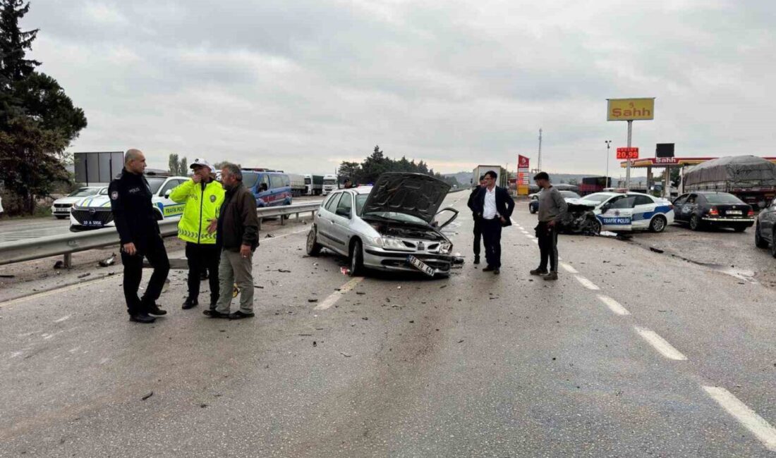 Balıkesir’de Polis Aracının Otomobille Çarpışması Sonucu Üç Yaralı Var Balıkesir’in Altıeylül ilçesinde bir polis aracı, Ahmet Ali Köse’nin kullandığı
