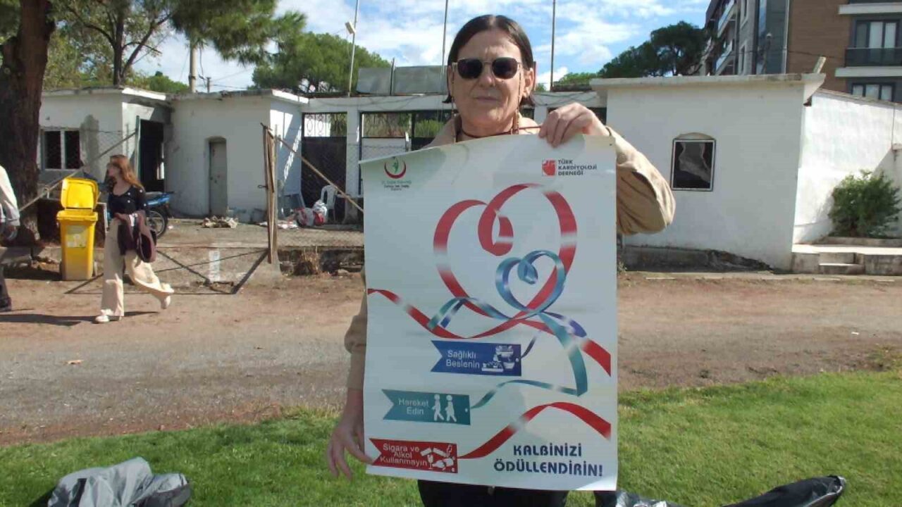 Burhaniye'de İlçe Sağlık Müdürlüğü tarafından düzenlenen "Sağlıklı Yaşam Yürüyüşü"ne doktorlar,