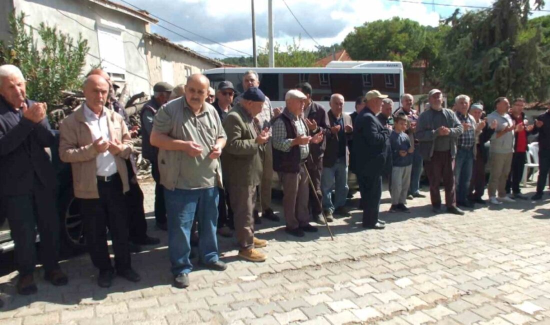Balıkesir'in Burhaniye ilçesinde zeytin üreticileri, yağmur duası için Hisarköy Mahallesi'nde