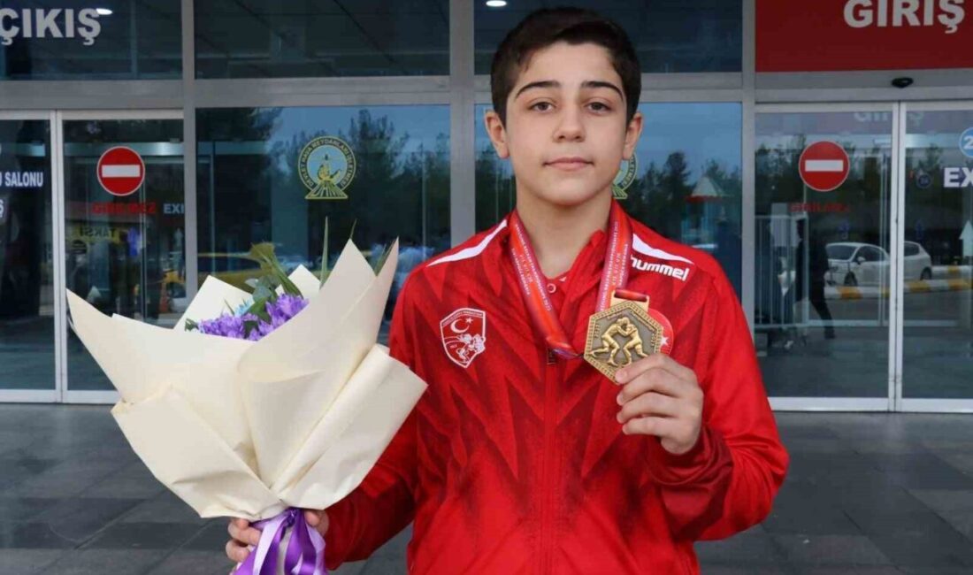 Mehmet Esat Dedeoğlu, Romanya’da U15 Grekoromen Balkan Güreş Şampiyonu Olmayı Başardı Romanya'daki U15 Grekoromen Balkan Güreş Şampiyonası'nda 44 kiloda şampiyon olan