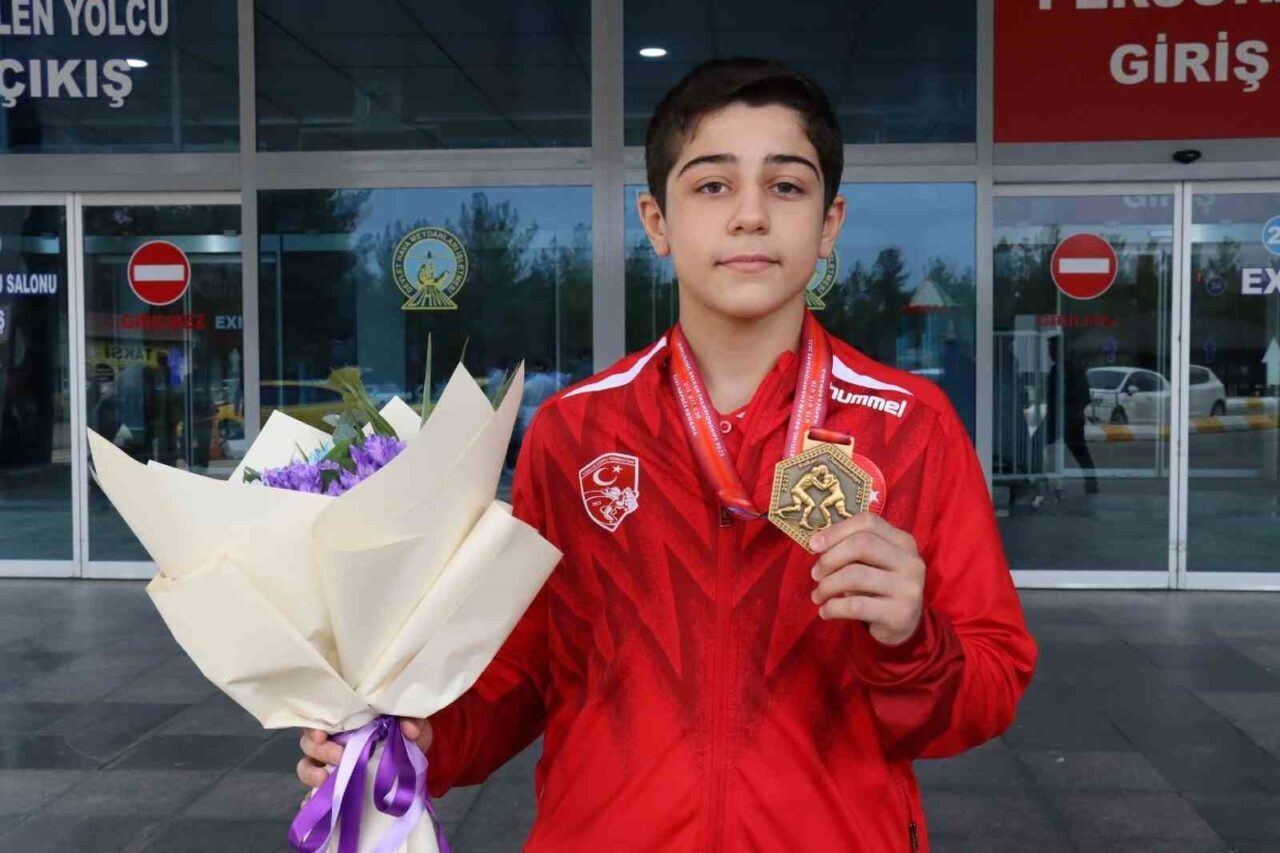 Romanya'daki U15 Grekoromen Balkan Güreş Şampiyonası'nda 44 kiloda şampiyon olan