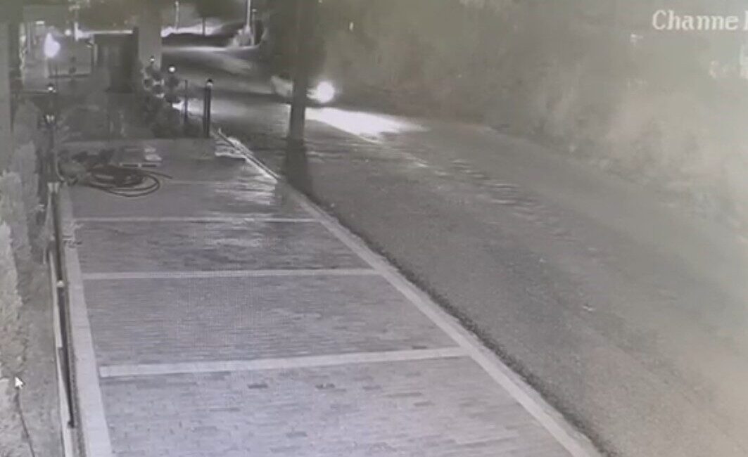 Manavgat’ta evin balkonuna mermi isabet etti, şüpheli tutuklandı Antalya'nın Manavgat ilçesinde bir evin balkonuna isabet eden mermilerle ilgili