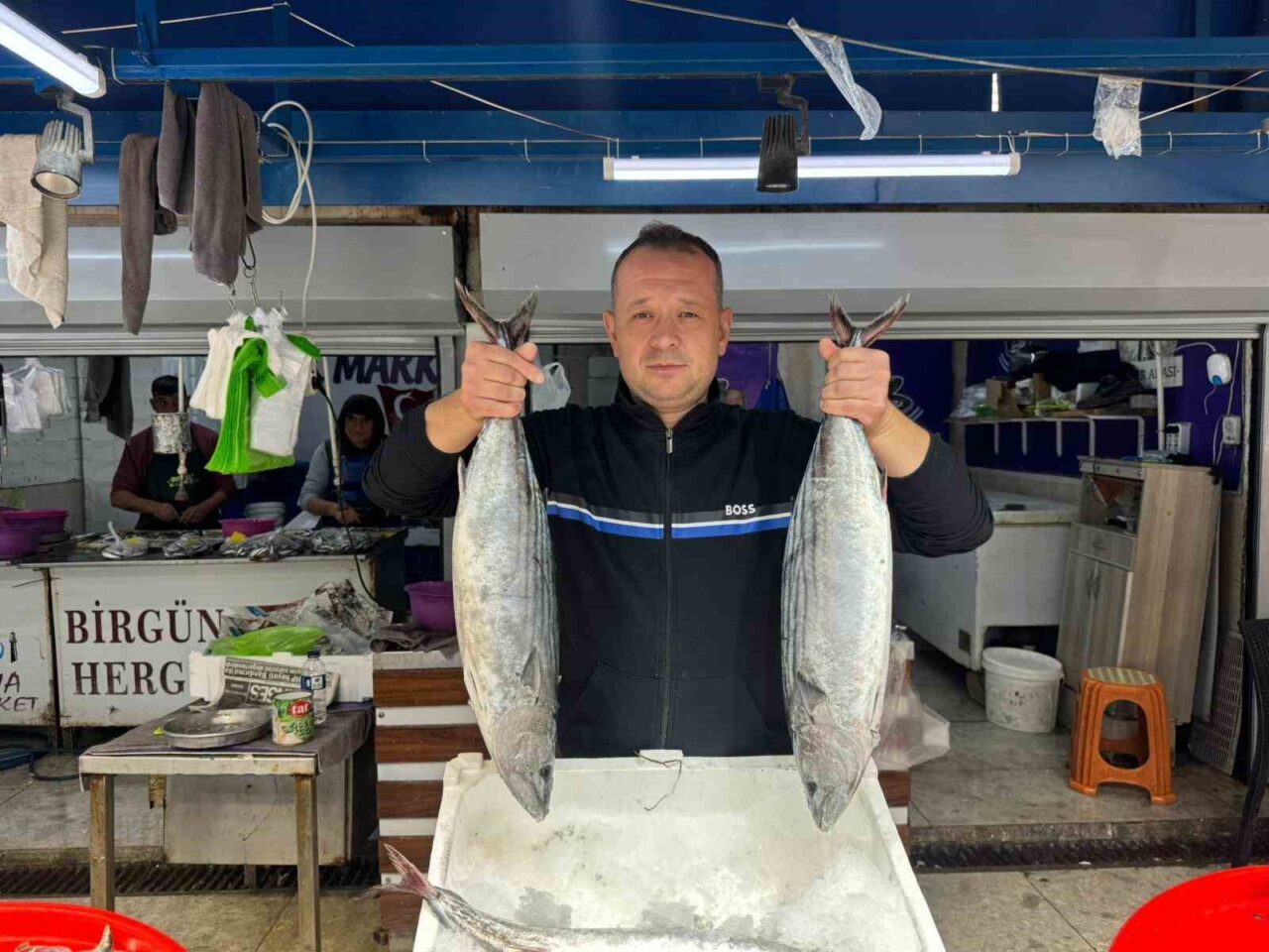 Bandırma Su Ürünleri Hali'nde 2025-2026 av sezonu başladı. Balıkçılar Barış