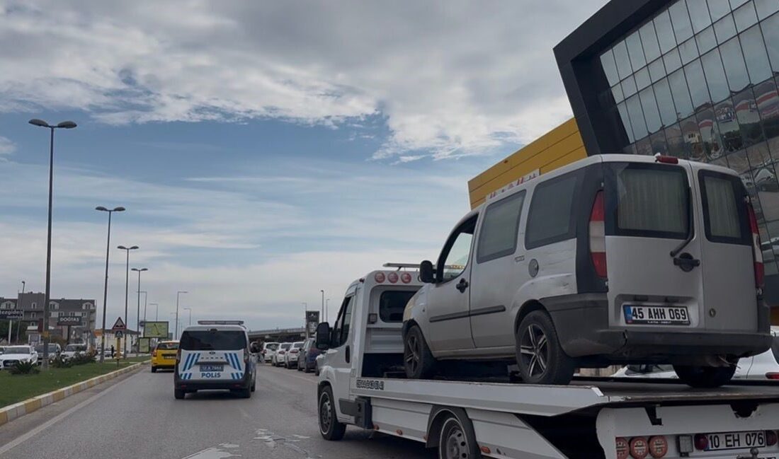 Balıkesir'in Bandırma ilçesinde Atatürk Caddesi'nde ilerleyen M.K. yönetimindeki otomobilde elektrik