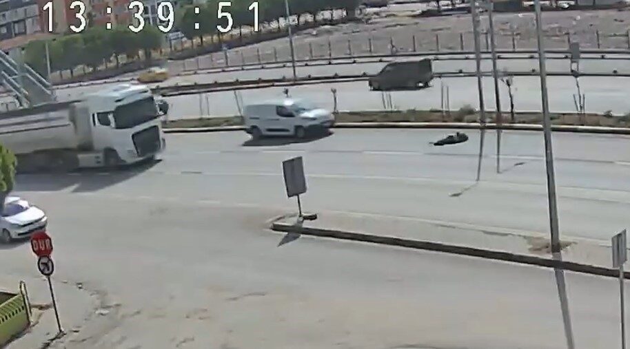 Bandırma’da Yaşlı Yaya Kamyonetin Çarpması Sonucu Yaralandı Balıkesir'in Bandırma ilçesinde E.D. yönetimindeki kamyonet, karşıya geçmek isteyen 72