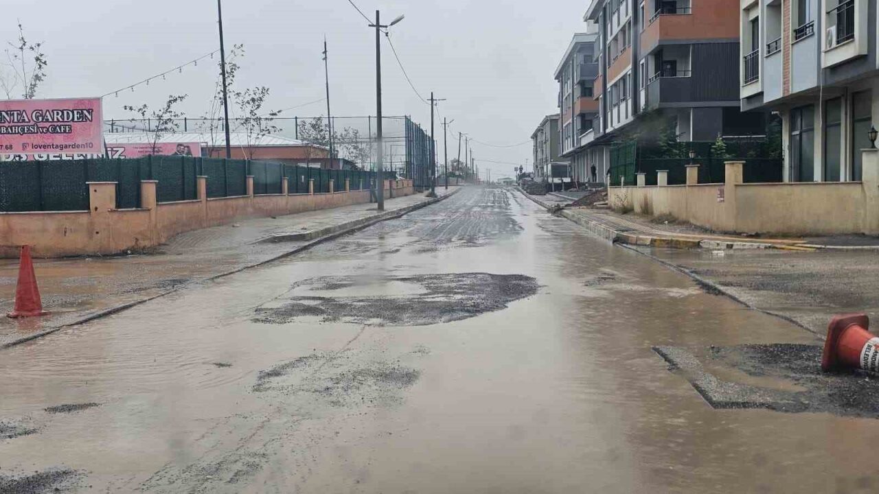 Meteoroloji Genel Müdürlüğü'nün uyarıları sonrasında Bandırma'da sabah saatlerinde began yağışlar,