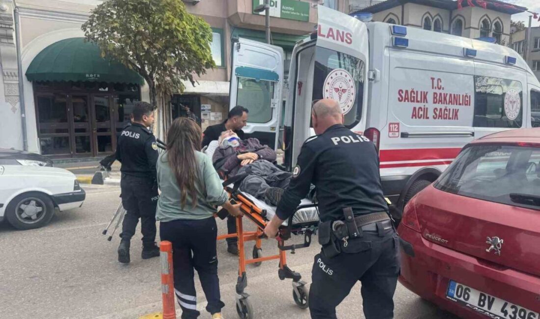 Bandırma’da yürüyüş yapan 69 yaşındaki vatandaş aniden rahatsızlandı, hastaneye kaldırıldı Balıkesir’in Bandırma ilçesinde 69 yaşındaki R.Ö., Cumhuriyet Caddesi'nde yürürken aniden