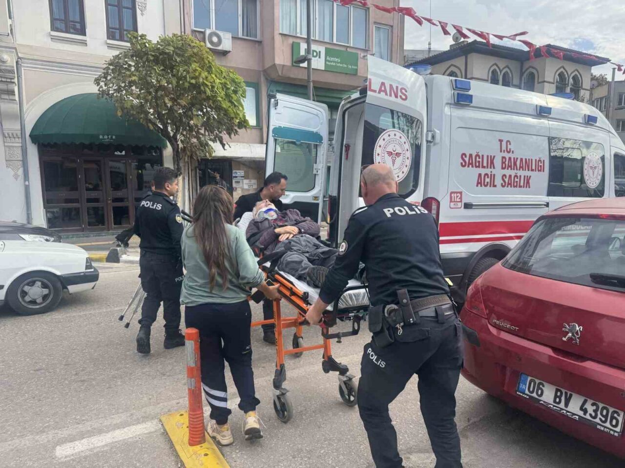 Balıkesir’in Bandırma ilçesinde 69 yaşındaki R.Ö., Cumhuriyet Caddesi'nde yürürken aniden