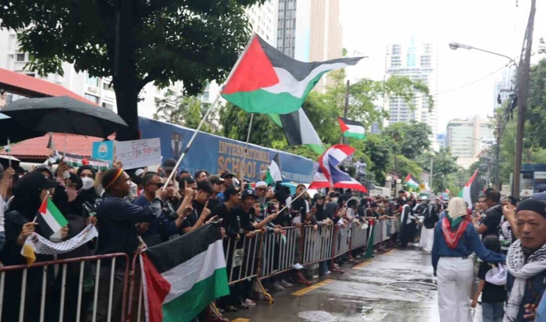 Bangkok'ta düzenlenen protestoda, eylemciler Filistin halkına destek vererek İsrail'in Gazze'deki