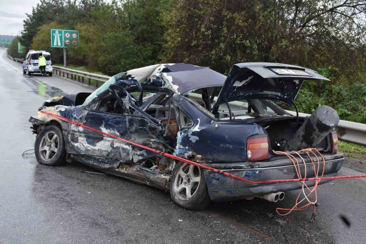 Sakarya'nın Hendek ilçesinde bir otomobile çarpan sürücüsüz aracın ardından meydana