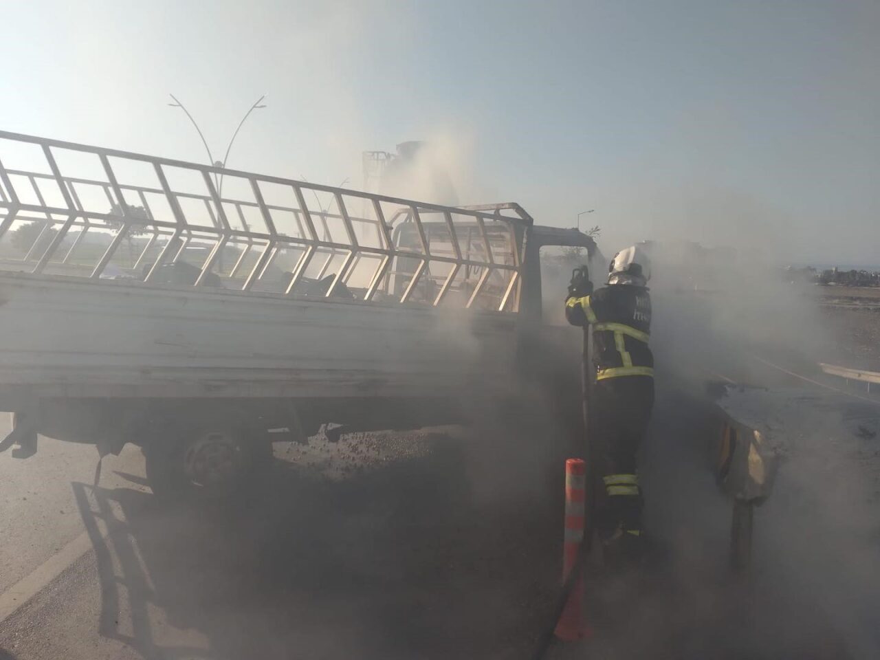 Hatay'ın Arsuz ilçesinde seyir halindeki bir transit, bariyerlere çarparak alev