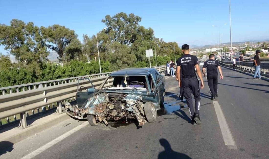 Antalya'nın Manavgat ilçesinde, Ahmet Ç.'nin kullandığı Tofaş otomobil, direksiyon hakimiyetinin
