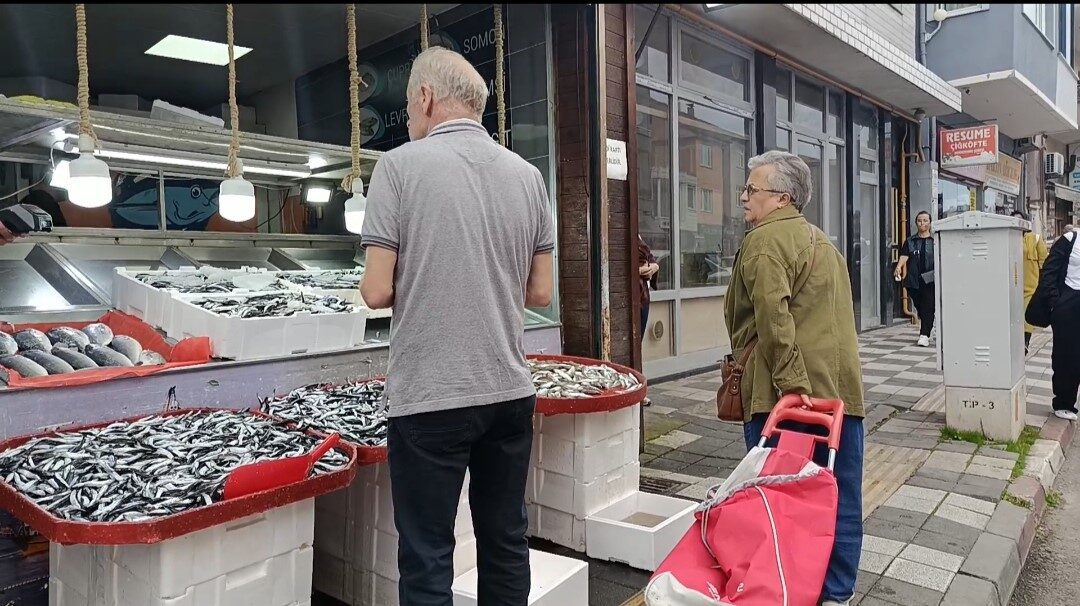 Bartın'da hamsi fiyatları, önceki gün 100-150 TL aralığındayken 150-200 TL'ye