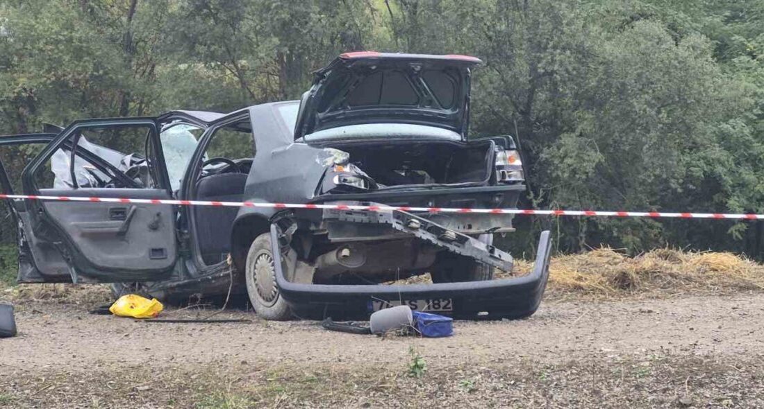 Bartın’da Yağış Nedeniyle Kayganlaşan Yolda Tır ve Otomobil Çarpıştı: 1 Ölü, 2 Yaralı Bartın’da meydana gelen trafik kazasında, kaygan yolda kontrolden çıkan 74