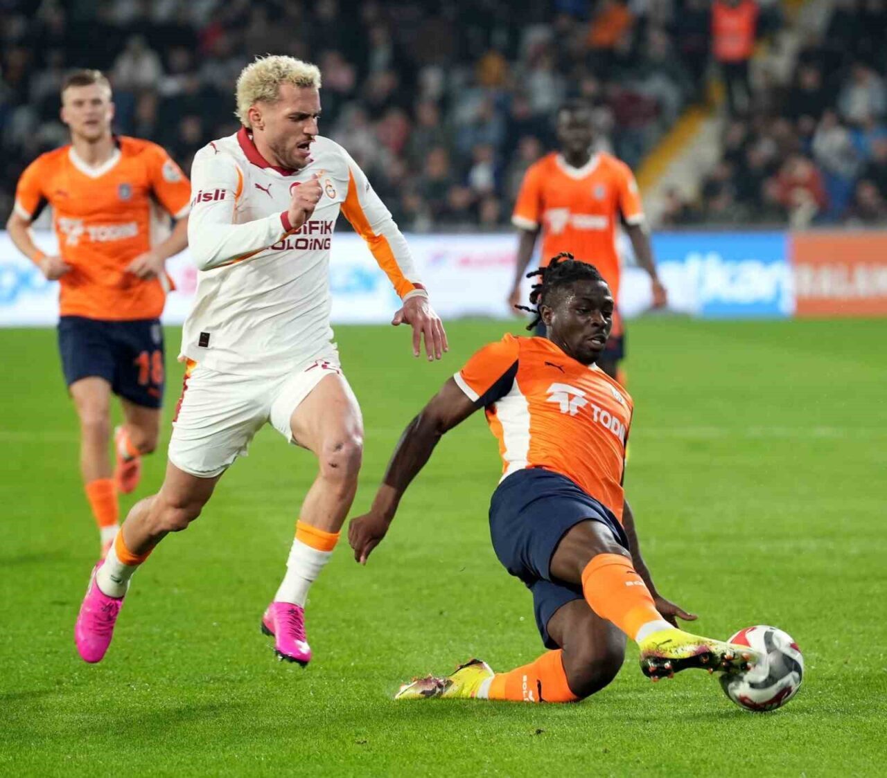 Başakşehir, Trendyol Süper Lig'in 9. haftasında Galatasaray'a 2-1 yenilerek rakibine