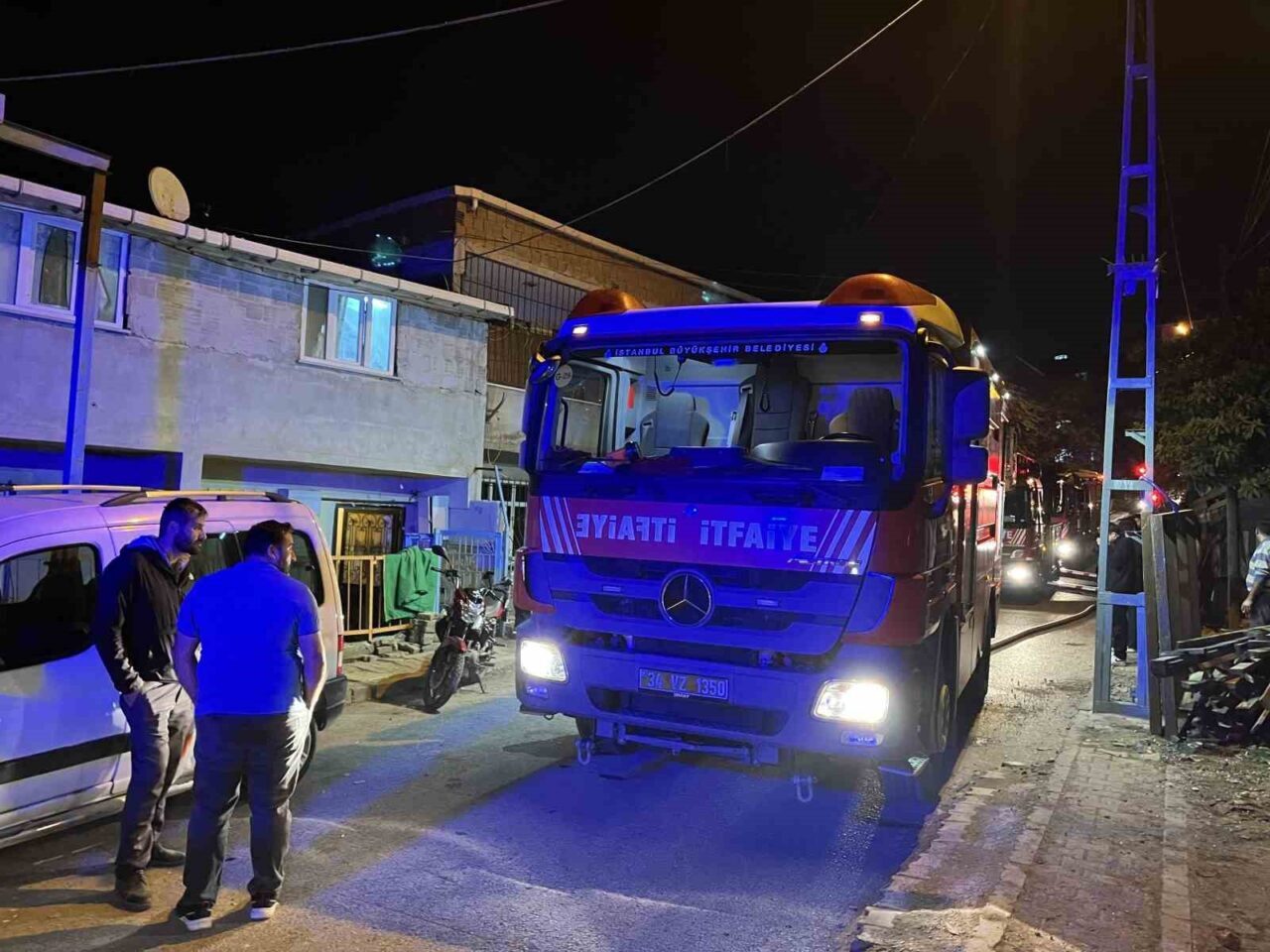 İstanbul Başakşehir'de bir apartmanın 2. katında çıkan yangın, itfaiye ekiplerinin