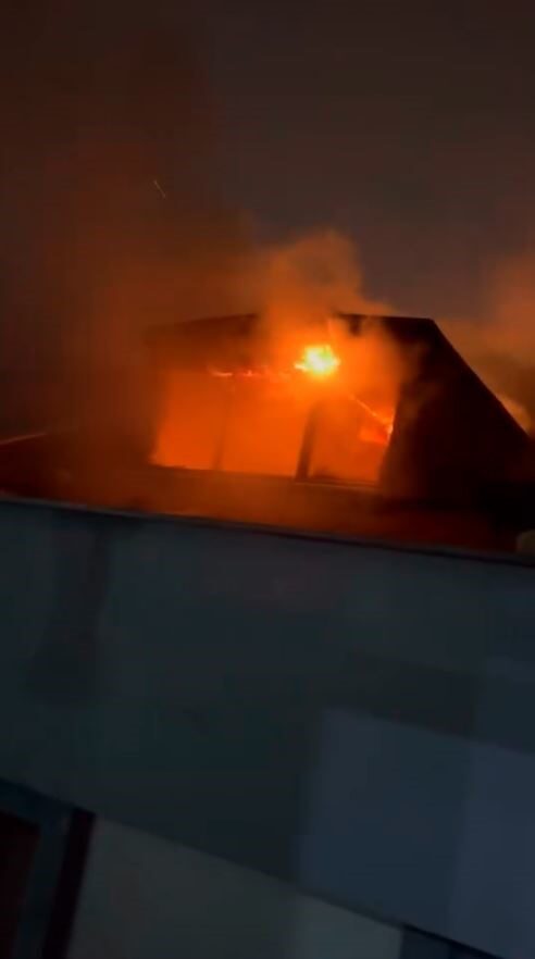 Başakşehir'de gece saatlerinde bir binanın çatı katında çıkan yangın, mahallede