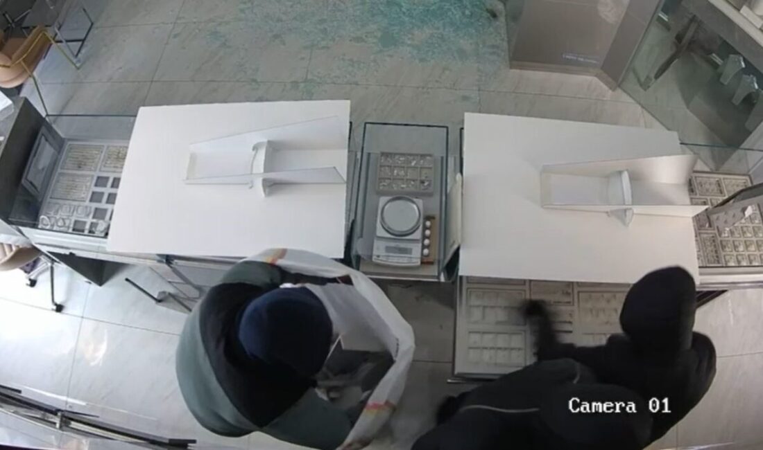 İstanbul'un Başakşehir ilçesindeki bir alışveriş merkezinde kuyuşuncuya düzenlenen soygunda, maskeli