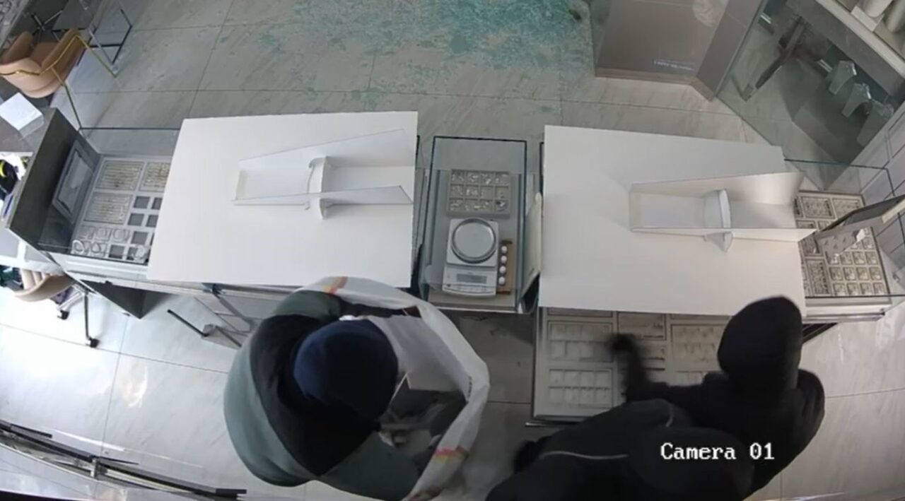 İstanbul'un Başakşehir ilçesindeki bir alışveriş merkezinde kuyuşuncuya düzenlenen soygunda, maskeli