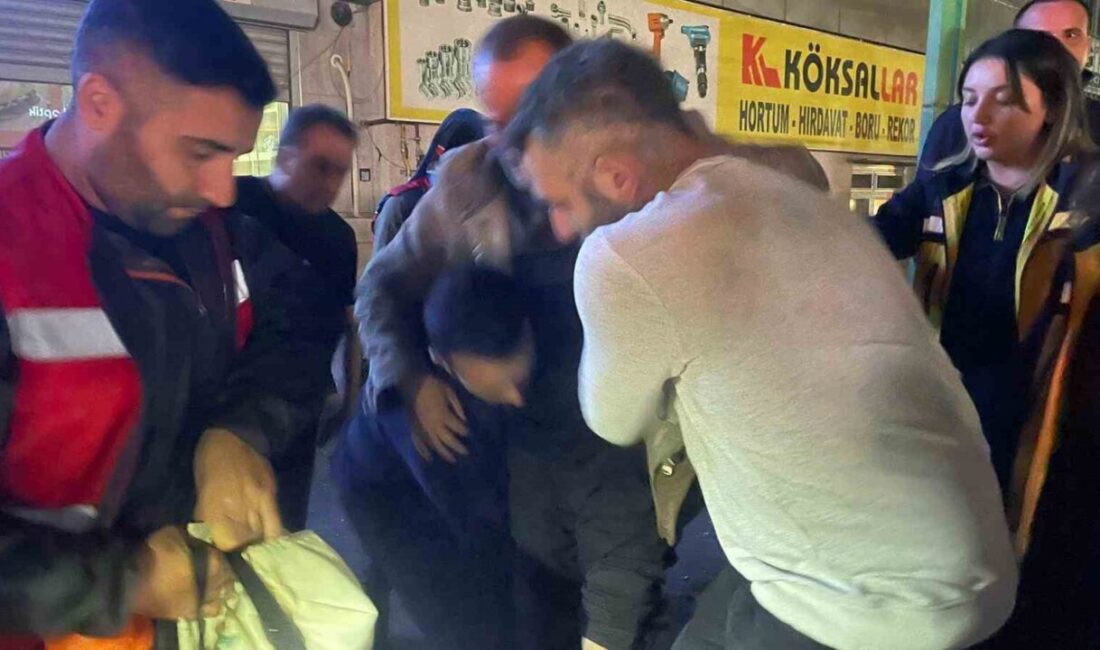 İstanbul Başakşehir'de direksiyon hakimiyetini kaybeden bir otomobil, otobüs durağına çarparak