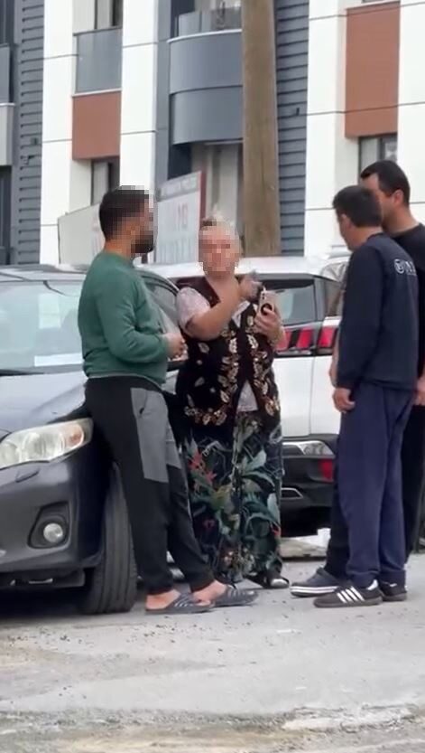 Başakşehir'in Altınşehir Mahallesi'nde, yeni taşınan bir ailenin yüklerini indirmesi nedeniyle