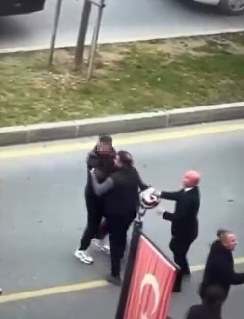 Başakşehir'de bir motosiklet sürücüsü ile hafif ticari aracın sürücüsü arasında