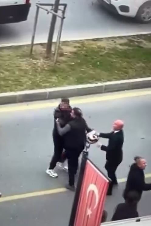 Başakşehir'de bir motosiklet sürücüsü ile hafif ticari aracın sürücüsü arasında