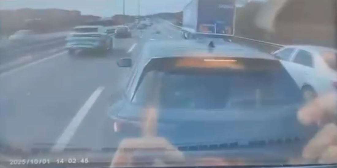 Başakşehir'de bir motosikletli, sollama sırasında kamyona çarpıp yola savrulunca zincirleme