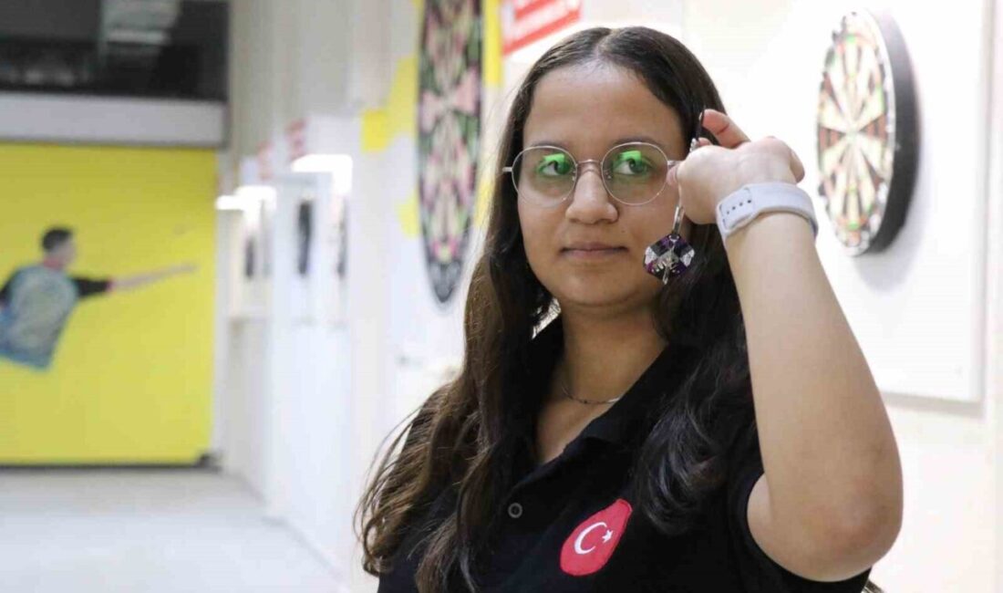 Denizli’li Genç Dartçı Ayşegül Karagöz, Hedeflerine İki Yılda Ulaşarak Dünya Şampiyonu Oldu Denizli'de yaşayan 15 yaşındaki Ayşegül Karagöz, dart sporuna 4 yıl