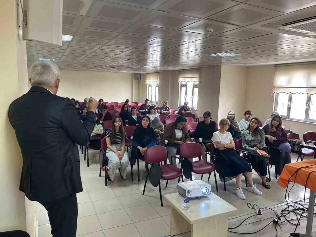 Manavgat Devlet Hastanesi Başhekimi, Kız Öğrenci Yurdunda Kadın Sağlığı Üzerine Bilgilendirici Seminer Verdi