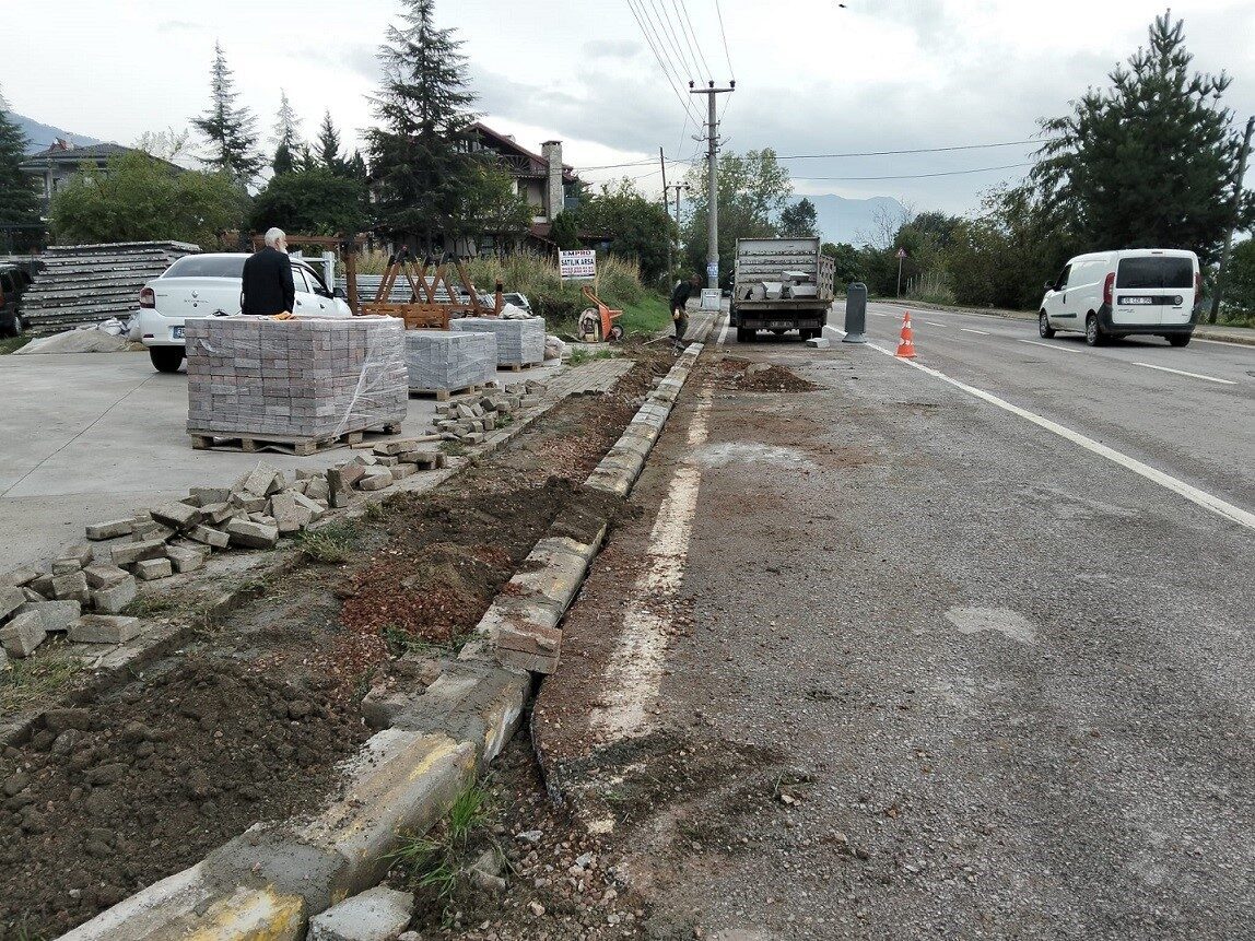 Başiskele Belediyesi, yaya güvenliğini artırmak için ilçedeki kaldırım bakım ve
