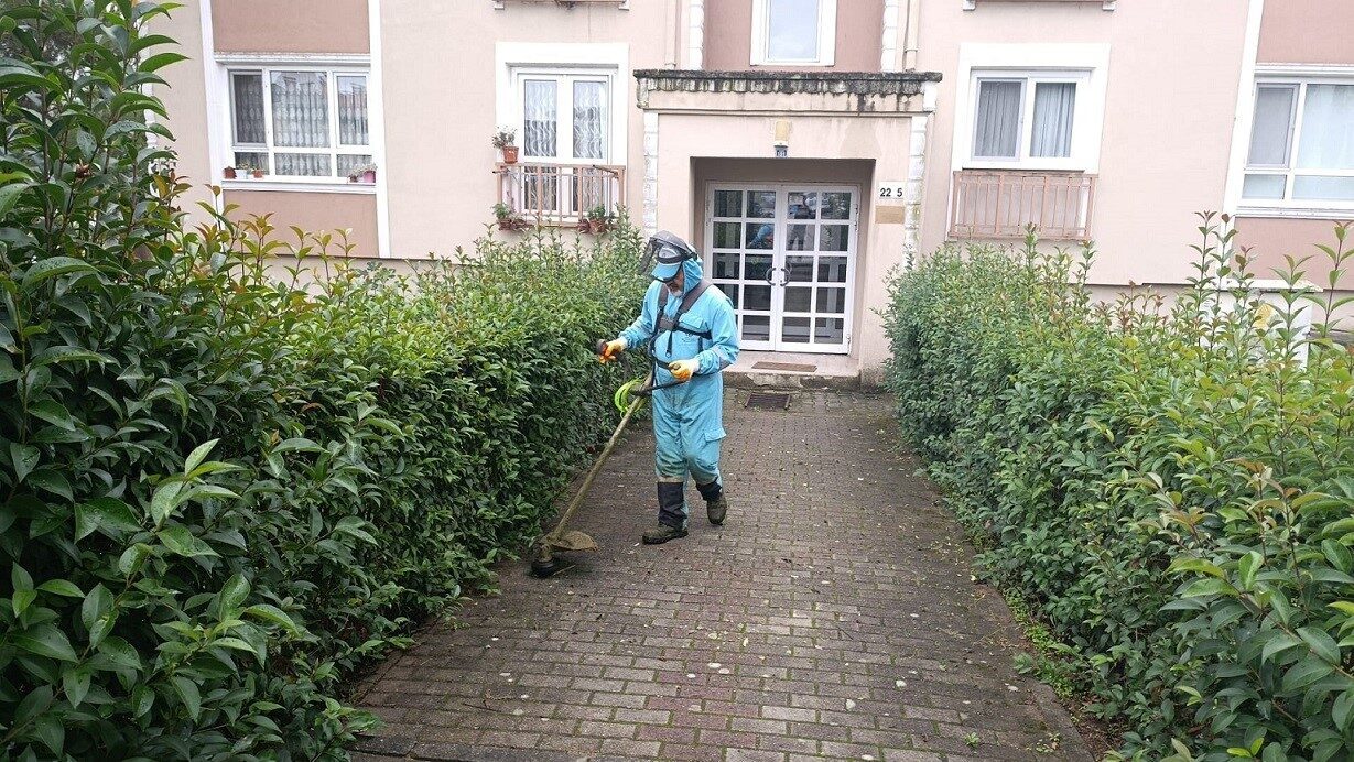 Başiskele’de Yeşil Alanlar Yabani Otlarından Arındırılarak Görselliği Artırılıyor