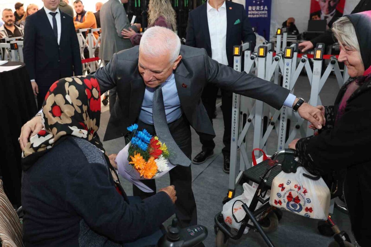 Bursa Büyükşehir Belediye Başkanı Mustafa Bozbey, Kestel'de gerçekleştirdiği "Başkan Bozbey