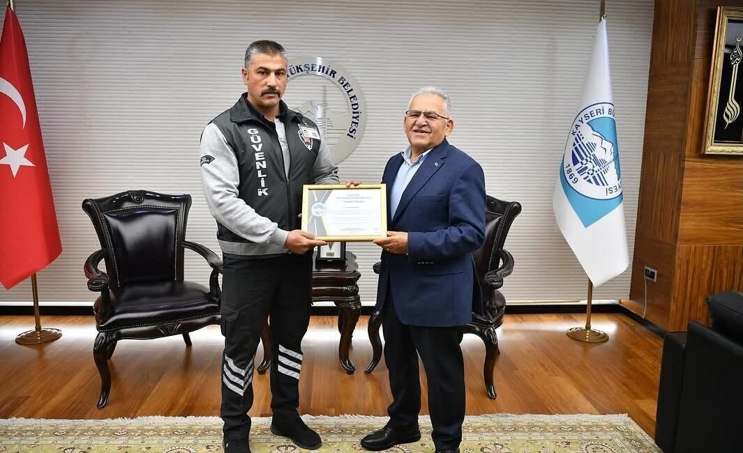 Başkan Büyükkılıç, Genç Kızı Kurtaran Güvenlik Görevlisini Ödüllendirdi Kayseri Büyükşehir Belediye Başkanı Memduh Büyükkılıç, tramvaydan son anda kurtardığı