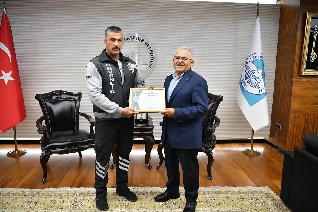 Kayseri Büyükşehir Belediye Başkanı Memduh Büyükkılıç, tramvaydan son anda kurtardığı