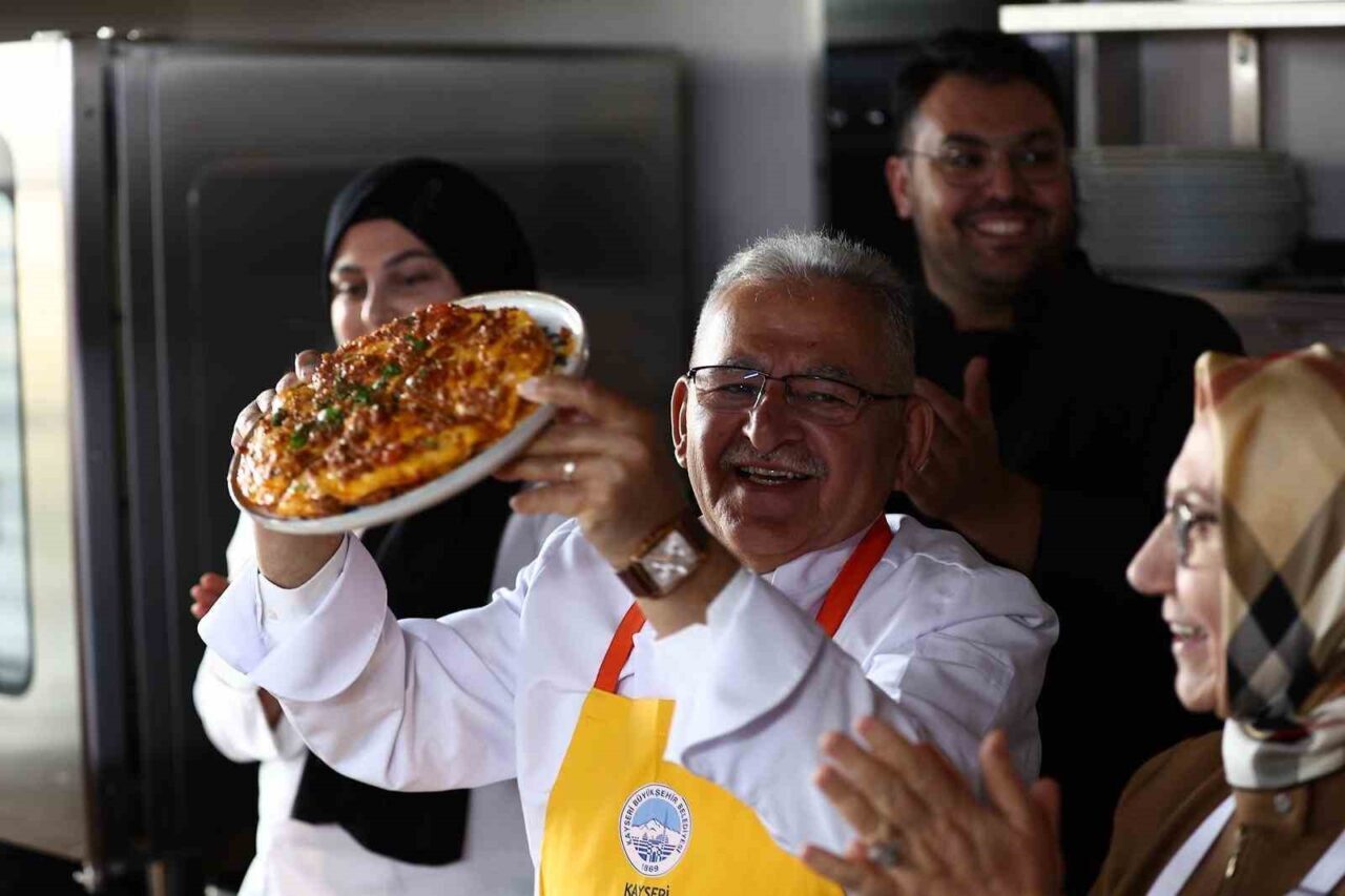 Kayseri Büyükşehir Belediye Başkanı Dr. Memduh Büyükkılıç, eşi Dr. Necmiye